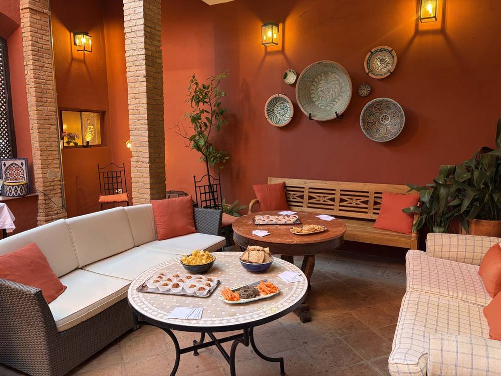 Sof&aacute;s y mesa baja en la terraza de la cafeter&iacute;a dentro de la Alhambra