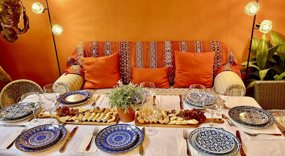 Tabla de picoteo servida en una mesa de la terraza dentro de la Alhambra