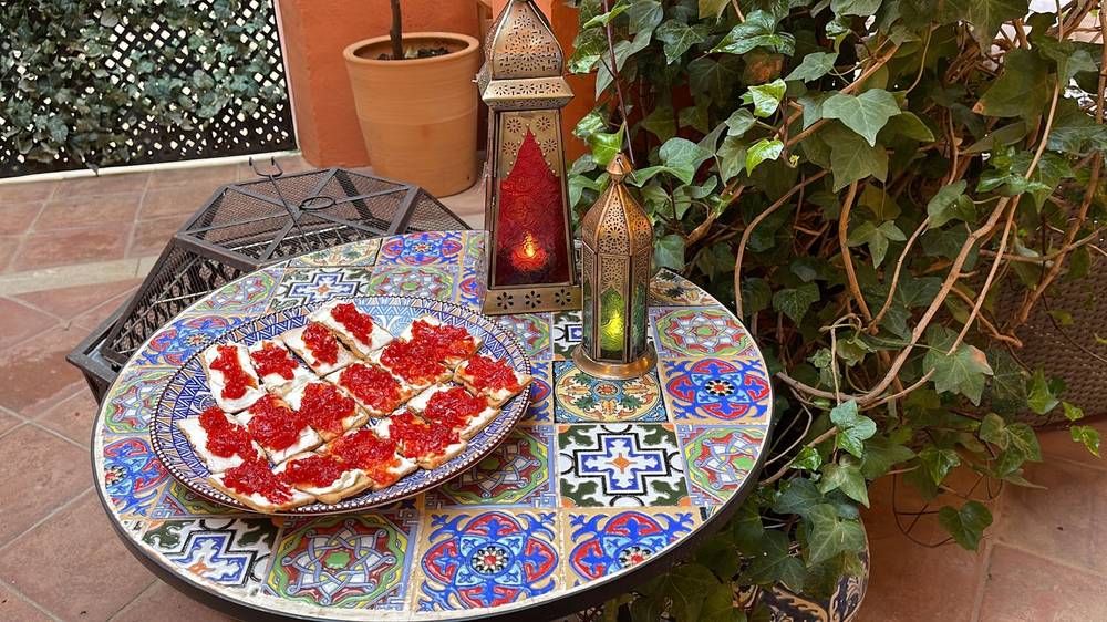 Tostas de tomate sobre una mesa de mosaico en la terraza de la Alhambra