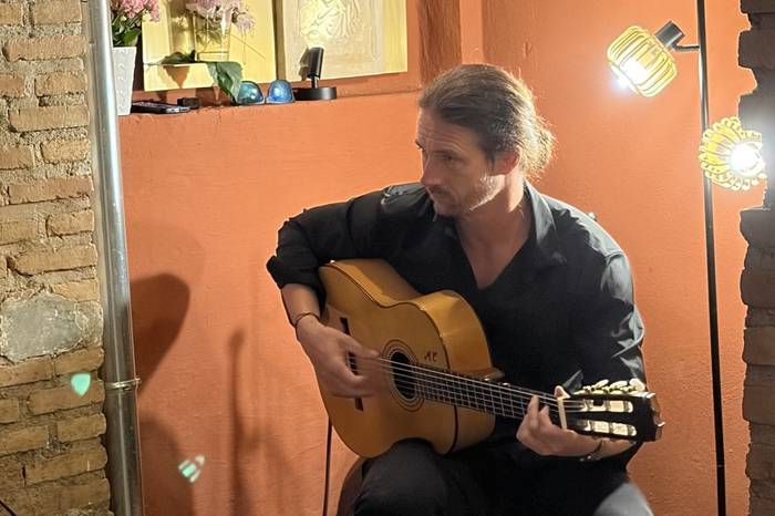 Guitarra en directo en la terraza de la Alhambra durante un evento