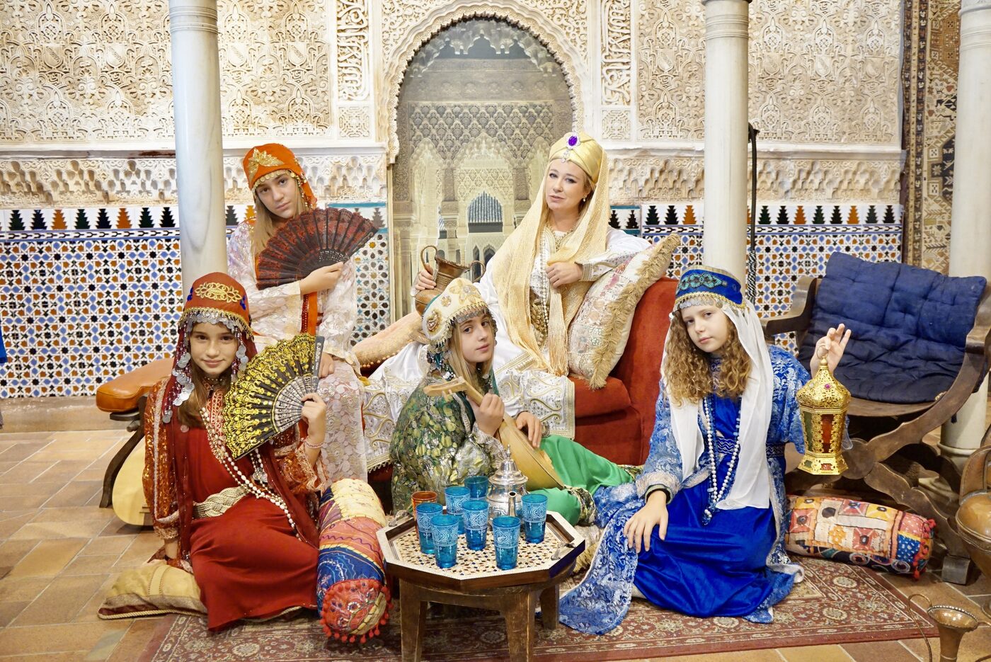 Familia con vestuario de época en un reportaje fotográfico dentro de la Alhambra, Granada