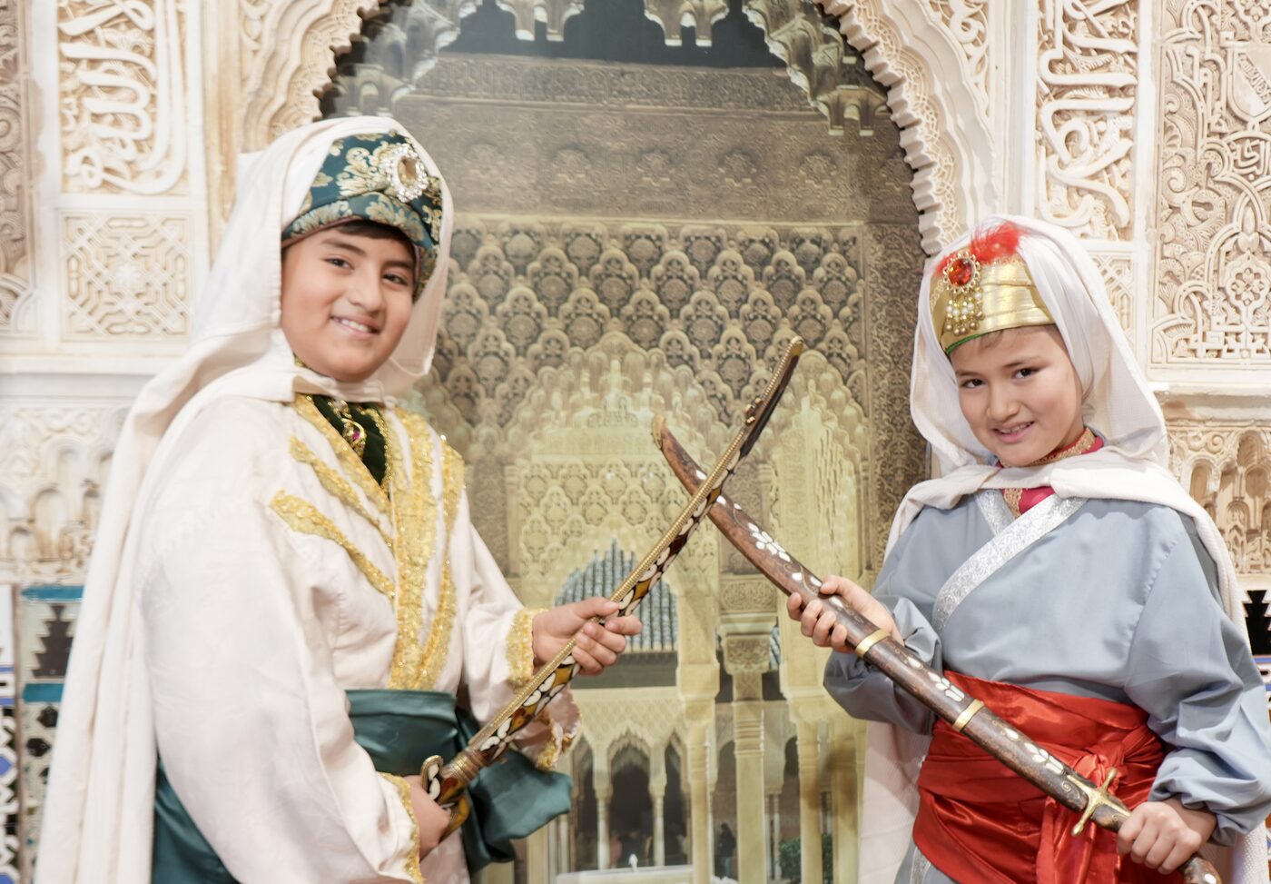 Niños con trajes de época durante un reportaje fotográfico en la Alhambra