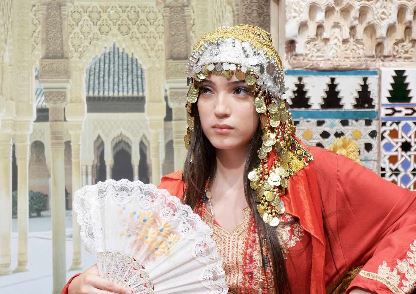 Retrato con vestuario de época ante el Patio de los Leones de la Alhambra